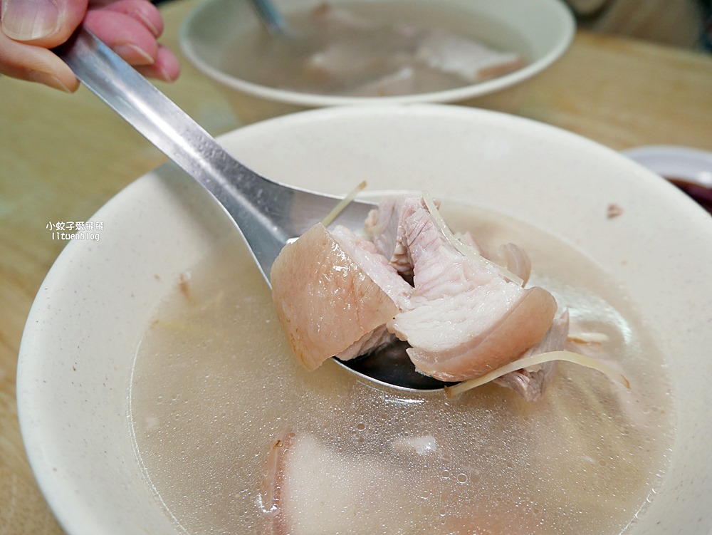 大稻埕慈聖宮美食街「許仔豬腳麵線」50年清燉豬腳吃不膩,得到500碗的最高榮譽 大稻埕慈聖宮美食街「許仔豬腳麵線」50年清燉豬腳吃不膩,得到500碗的最高榮譽
