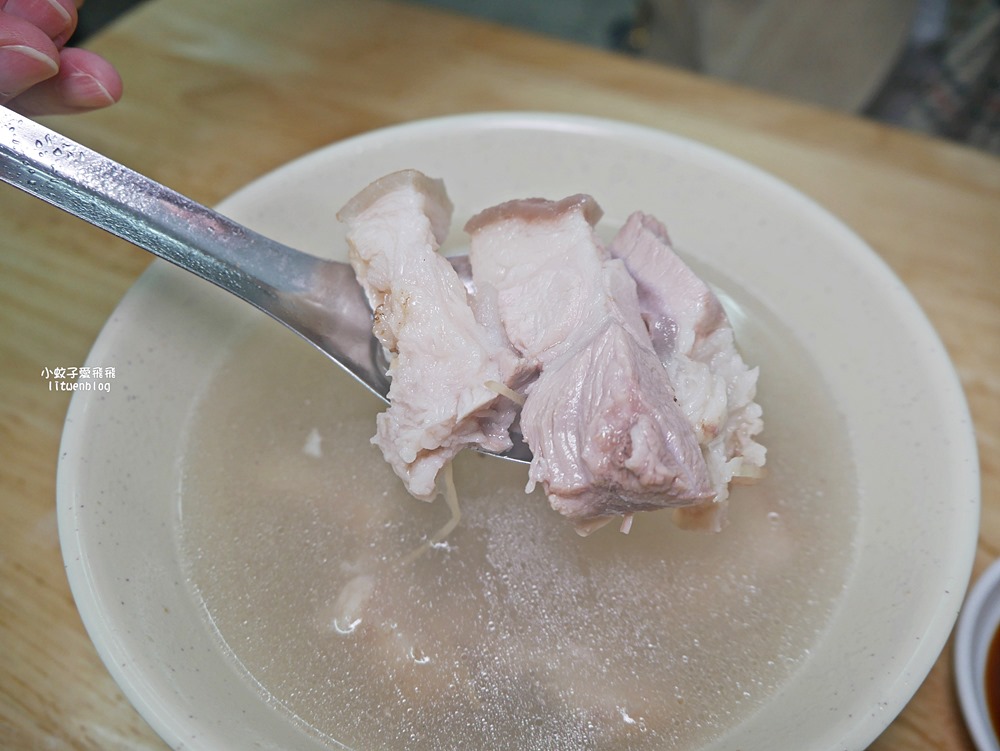 大稻埕慈聖宮美食街「許仔豬腳麵線」50年清燉豬腳吃不膩，得到500碗的最高榮譽