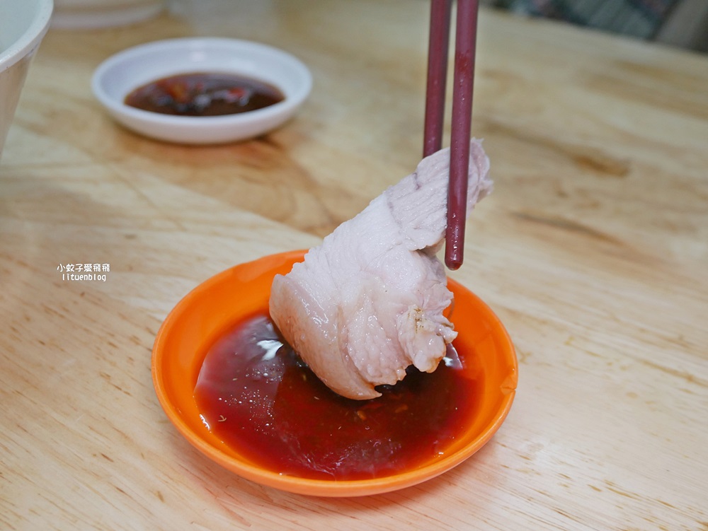 大稻埕慈聖宮美食街「許仔豬腳麵線」50年清燉豬腳吃不膩,得到500碗的最高榮譽 大稻埕慈聖宮美食街「許仔豬腳麵線」50年清燉豬腳吃不膩,得到500碗的最高榮譽