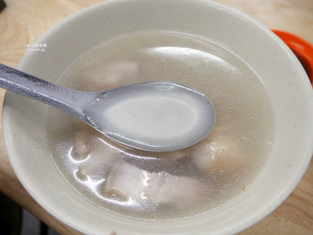 大稻埕慈聖宮美食街「許仔豬腳麵線」50年清燉豬腳吃不膩,得到500碗的最高榮譽 大稻埕慈聖宮美食街「許仔豬腳麵線」50年清燉豬腳吃不膩,得到500碗的最高榮譽