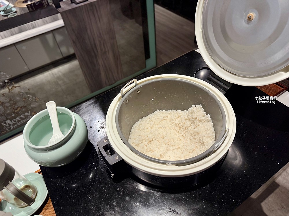 板橋麻辣鍋推薦「青花驕」板橋縣民大道店，鴨血豆腐無限續湯底香又夠味