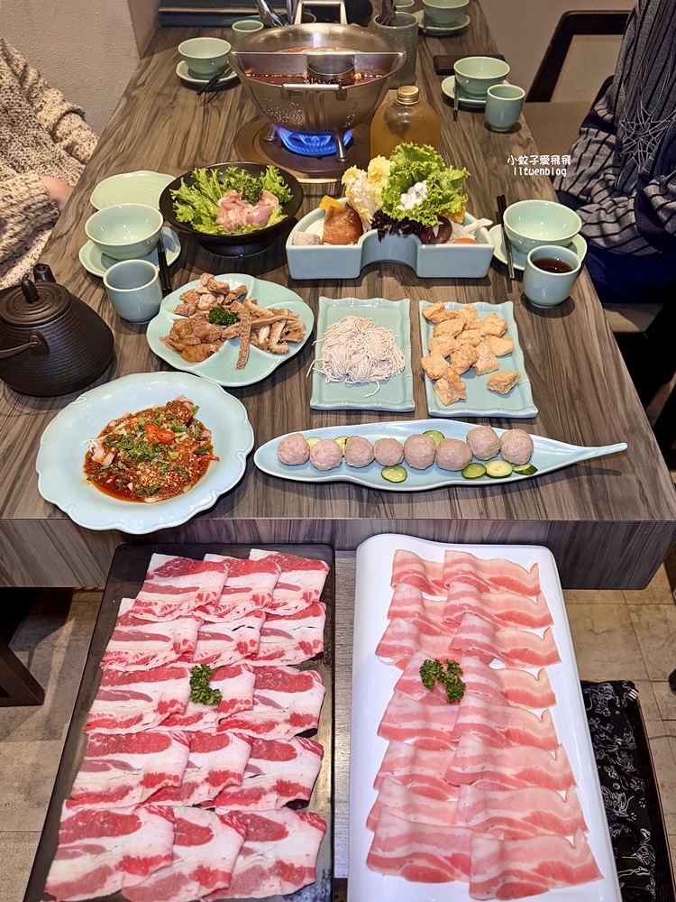 板橋麻辣鍋推薦「青花驕」板橋縣民大道店,鴨血豆腐無限續湯底香又夠味 板橋麻辣鍋推薦「青花驕」板橋縣民大道店,鴨血豆腐無限續湯底香又夠味