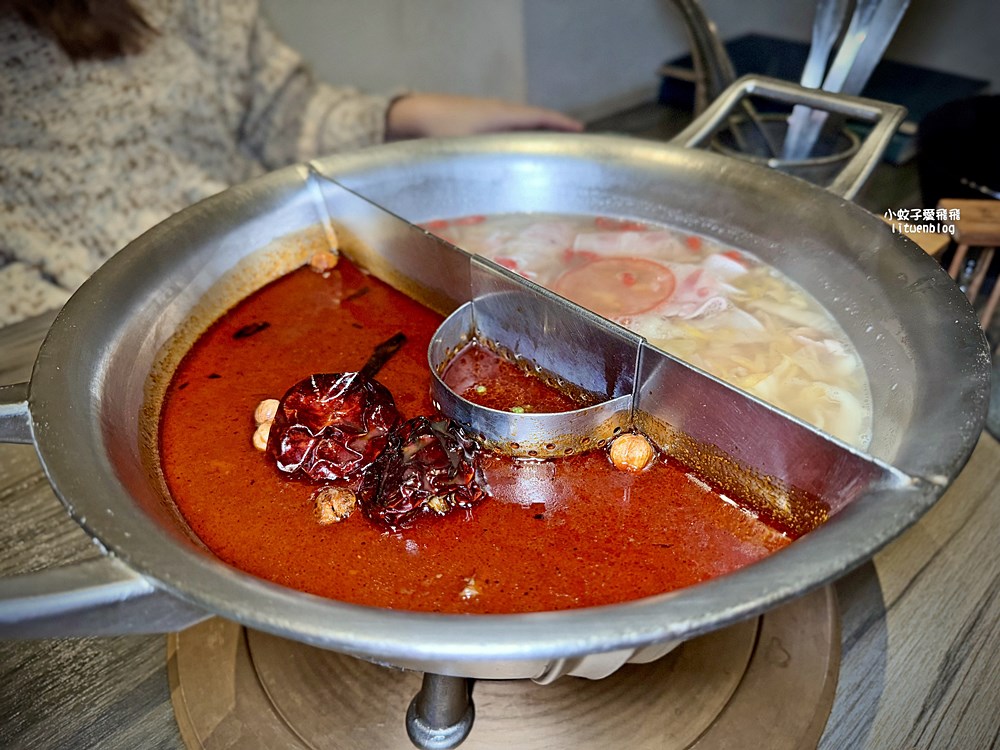 板橋麻辣鍋推薦「青花驕」板橋縣民大道店，鴨血豆腐無限續湯底香又夠味