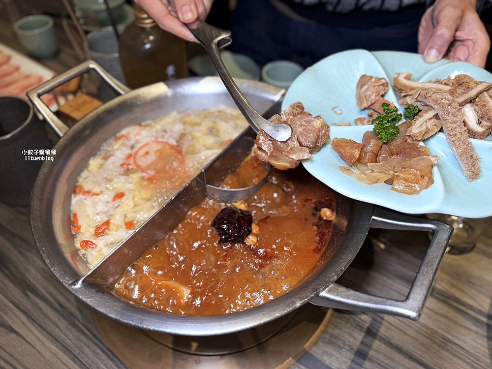 板橋麻辣鍋推薦「青花驕」板橋縣民大道店,鴨血豆腐無限續湯底香又夠味 板橋麻辣鍋推薦「青花驕」板橋縣民大道店,鴨血豆腐無限續湯底香又夠味