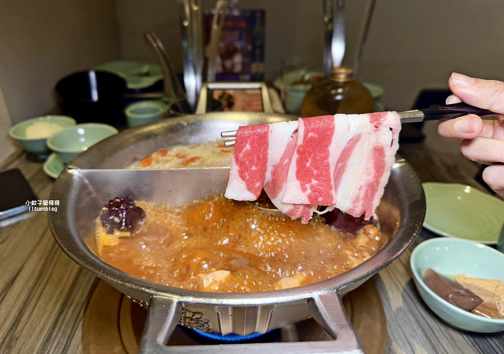 板橋麻辣鍋推薦「青花驕」板橋縣民大道店，鴨血豆腐無限續湯底香又夠味