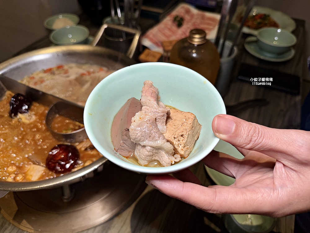 板橋麻辣鍋推薦「青花驕」板橋縣民大道店,鴨血豆腐無限續湯底香又夠味 板橋麻辣鍋推薦「青花驕」板橋縣民大道店,鴨血豆腐無限續湯底香又夠味