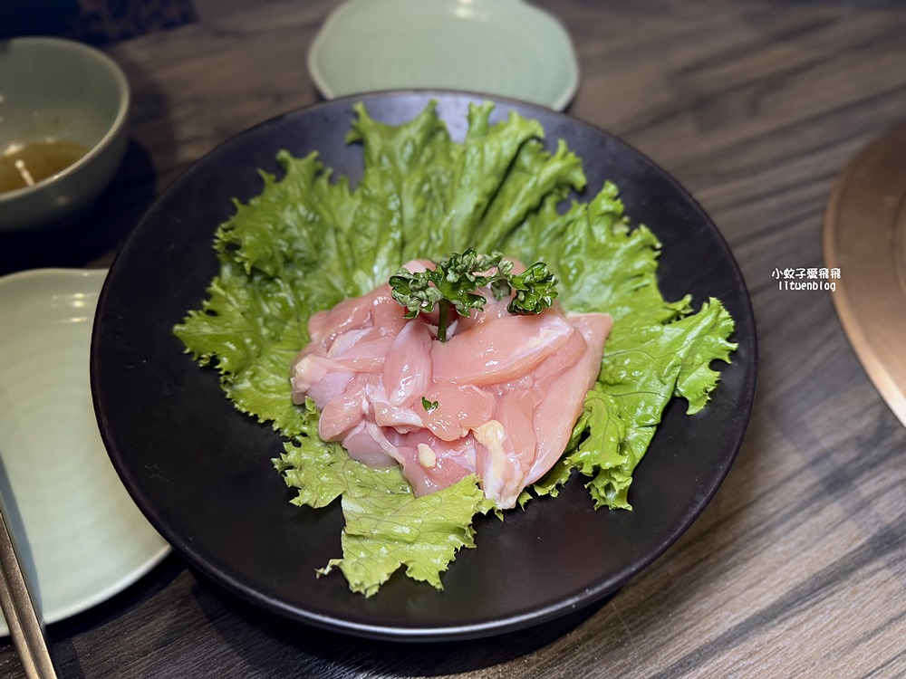 板橋麻辣鍋推薦「青花驕」板橋縣民大道店，鴨血豆腐無限續湯底香又夠味