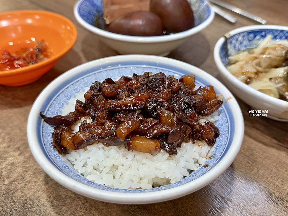 北投市場美食「矮仔財滷肉飯」近半世紀滋味，北投最夯黑金滷肉飯
