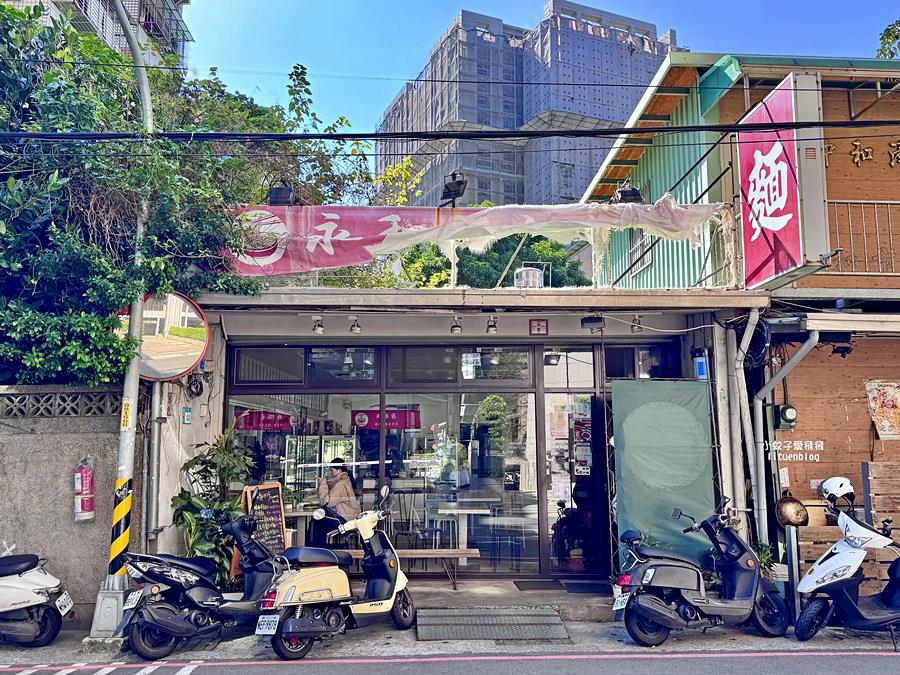中和美食「永和麵担仔」以乾拌麵聞名三種麵條，用餐時間必客滿