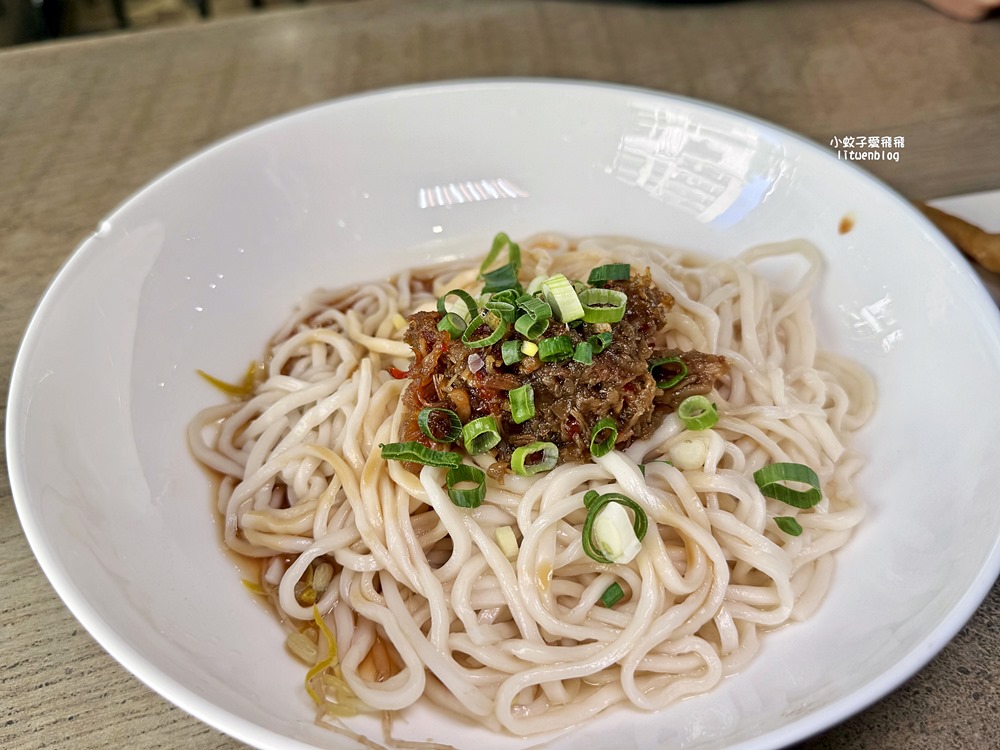 中和美食「永和麵担仔」以乾拌麵聞名三種麵條，用餐時間必客滿