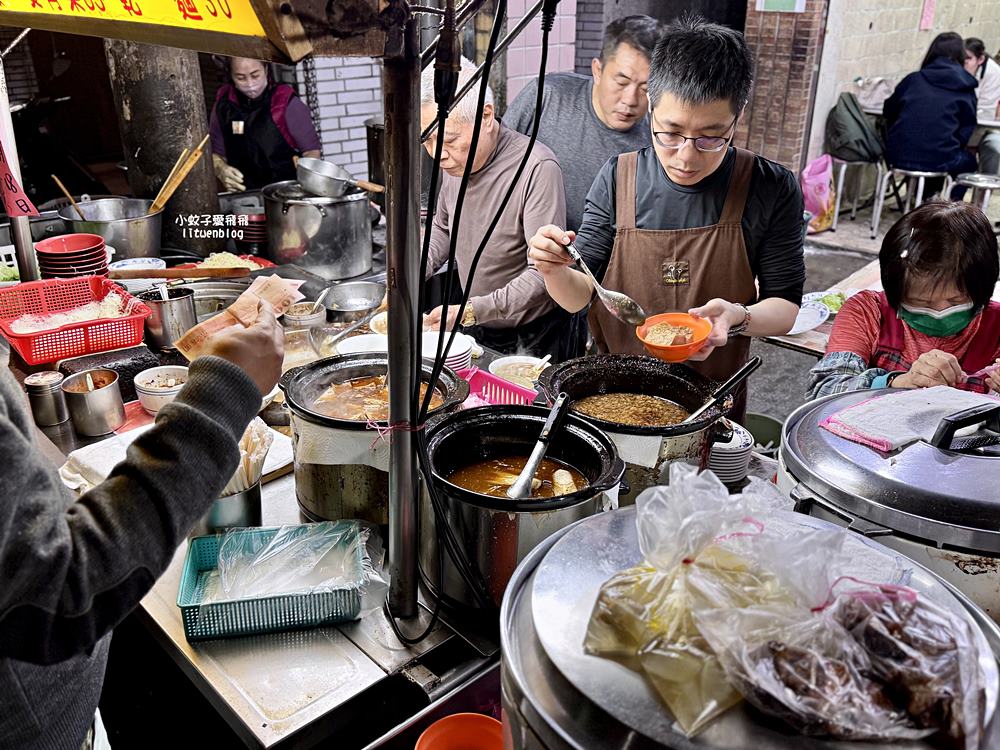 士林美食「光輝肉羹」暗夜市場裡的人聲鼎沸40年銅板小吃