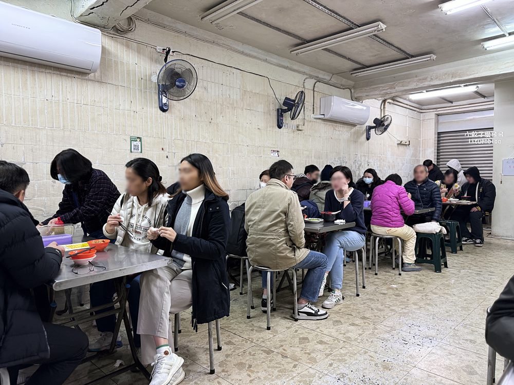 士林美食「光輝肉羹」暗夜市場裡的人聲鼎沸40年銅板小吃