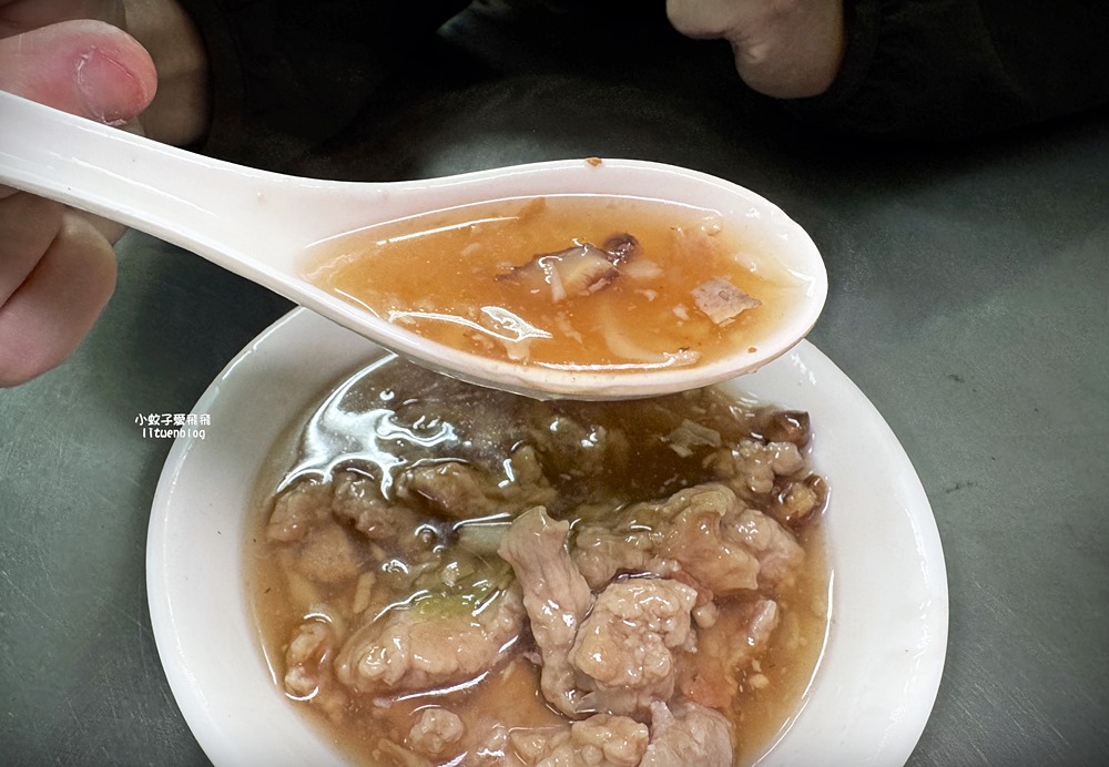 士林美食「光輝肉羹」暗夜市場裡的人聲鼎沸40年銅板小吃