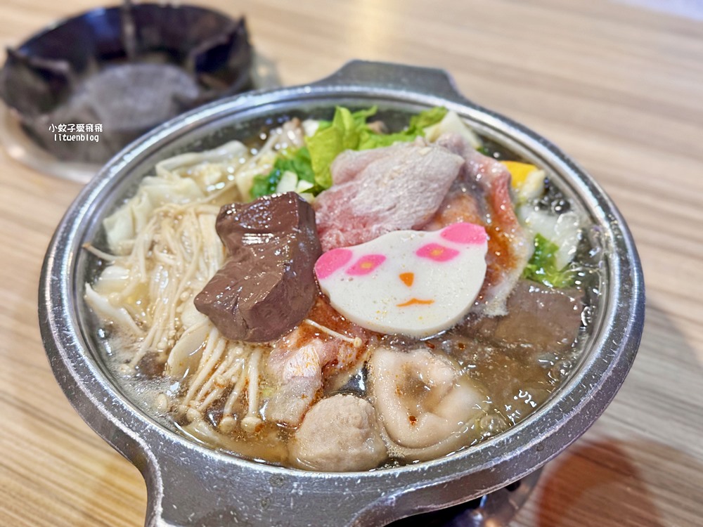 三峽北大火鍋「八鍋臭臭鍋、八鍋小火鍋北大店」19種湯頭+肉燥飯飲料冰淇淋吃到飽，三鶯線三峽站