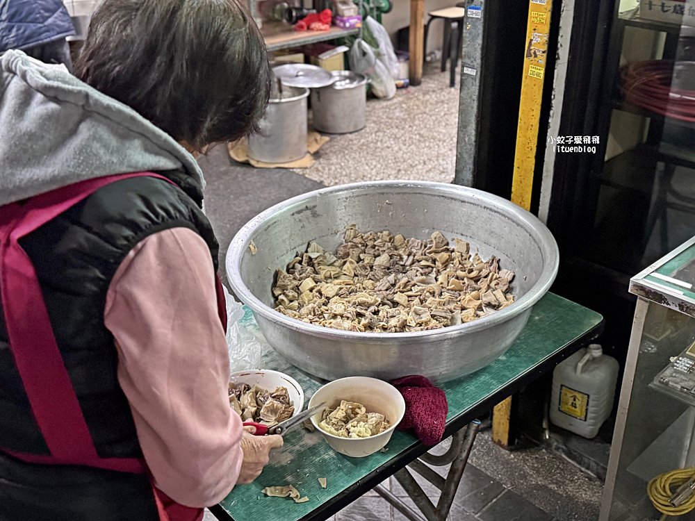 「小吳牛肉麵」24小時營業便宜大碗免費加湯