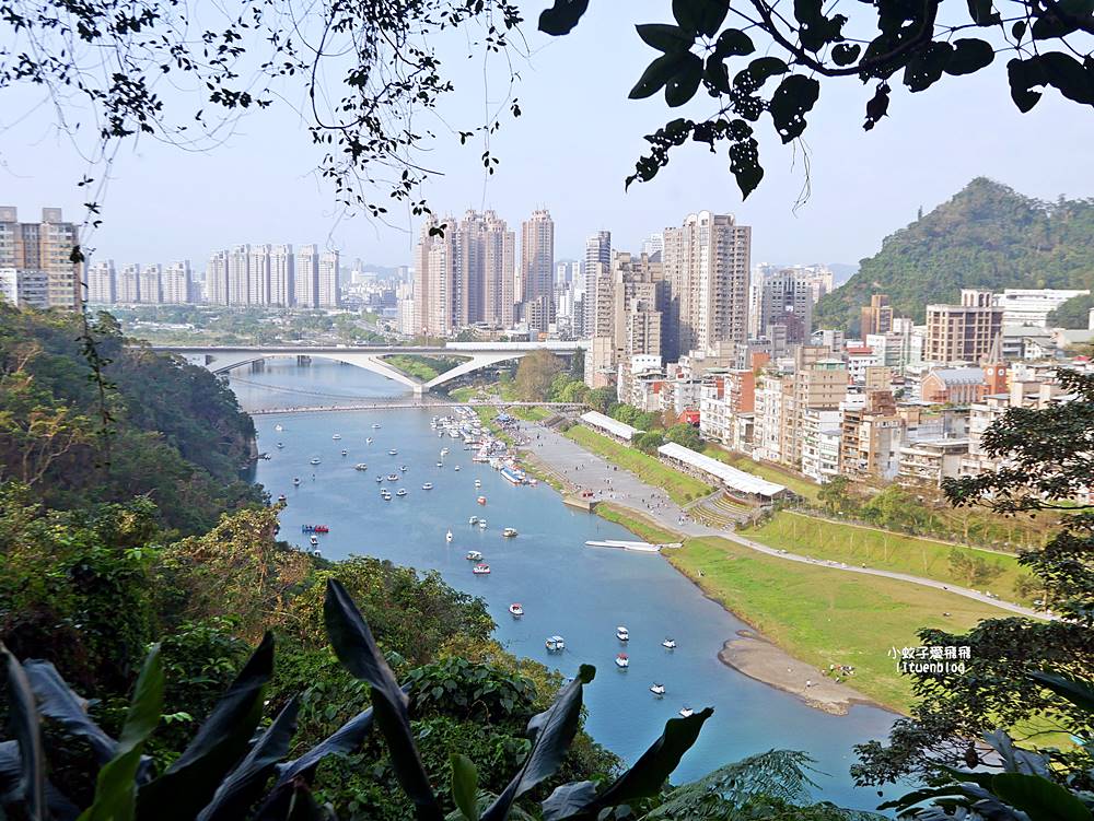 新店碧潭一日遊～碧潭吊橋騎單車踩天鵝船，和美山步道搭百年人力擺渡船，夏季水舞秀