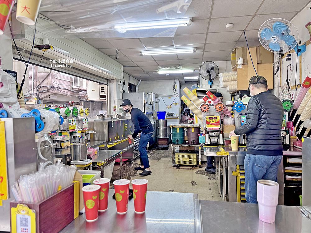 北投市場「北投高記茶莊總店」超人氣茶飲1公升裝才賣30元,袋裝最接地氣 北投市場「北投高記茶莊總店」超人氣茶飲1公升裝才賣30元,袋裝最接地氣