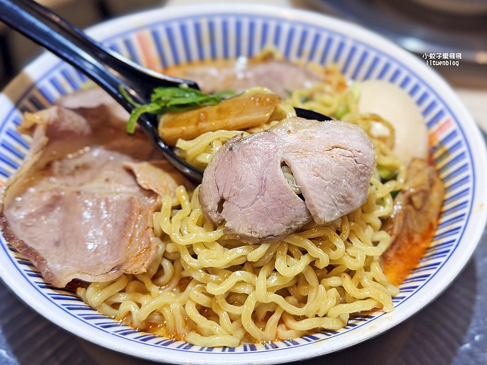 南勢角「小高拉麵」制霸級135元還能免費無限加麵