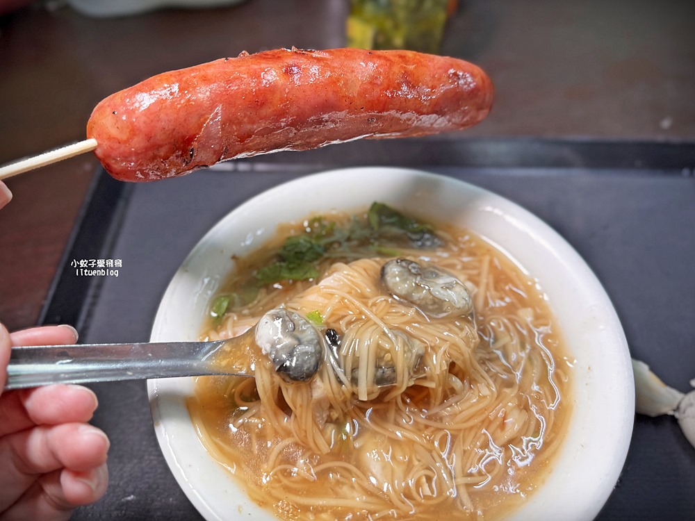 板橋美食「油庫口蚵仔麵線」麵線配香腸陪伴板橋人40年