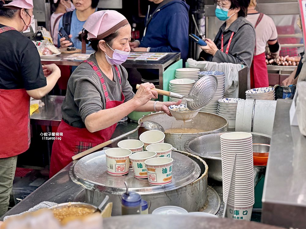 板橋美食「油庫口蚵仔麵線」麵線配香腸陪伴板橋人40年