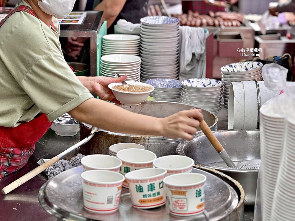 板橋美食「油庫口蚵仔麵線」麵線配香腸陪伴板橋人40年