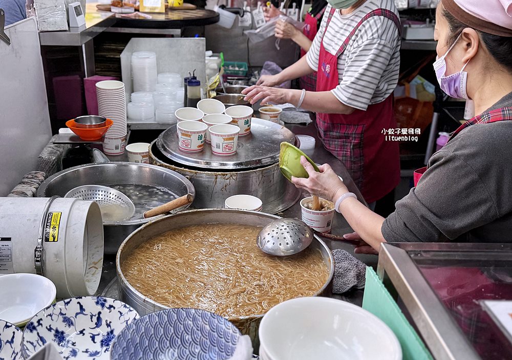 板橋美食「油庫口蚵仔麵線」麵線配香腸陪伴板橋人40年 @小蚊子愛飛飛 litwenblog