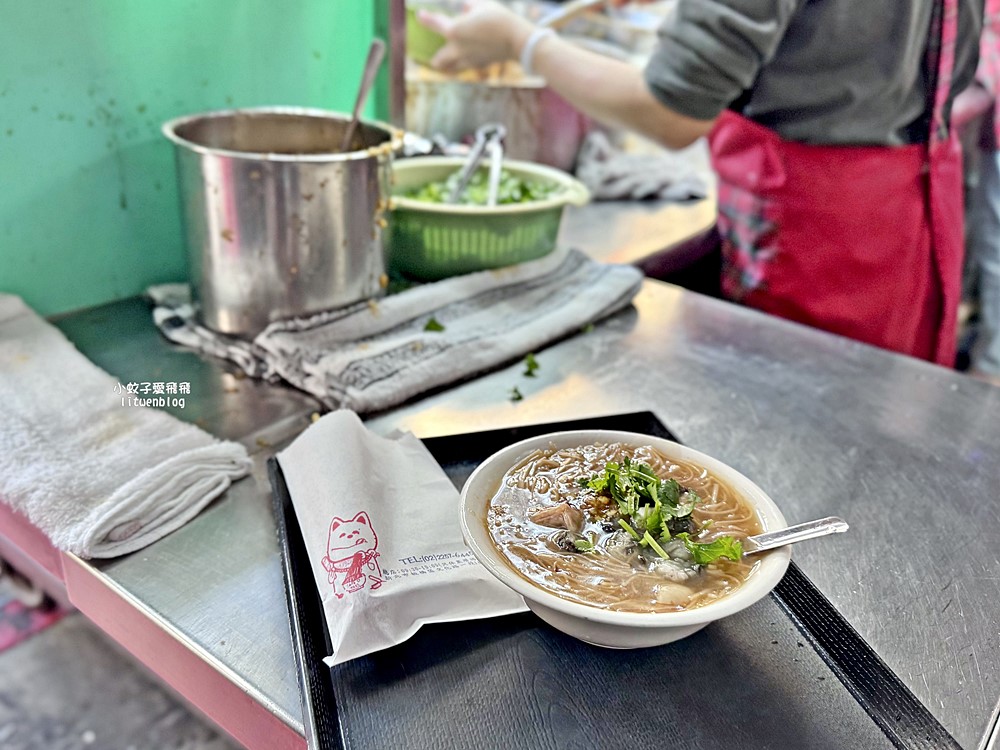 板橋美食「油庫口蚵仔麵線」麵線配香腸陪伴板橋人40年