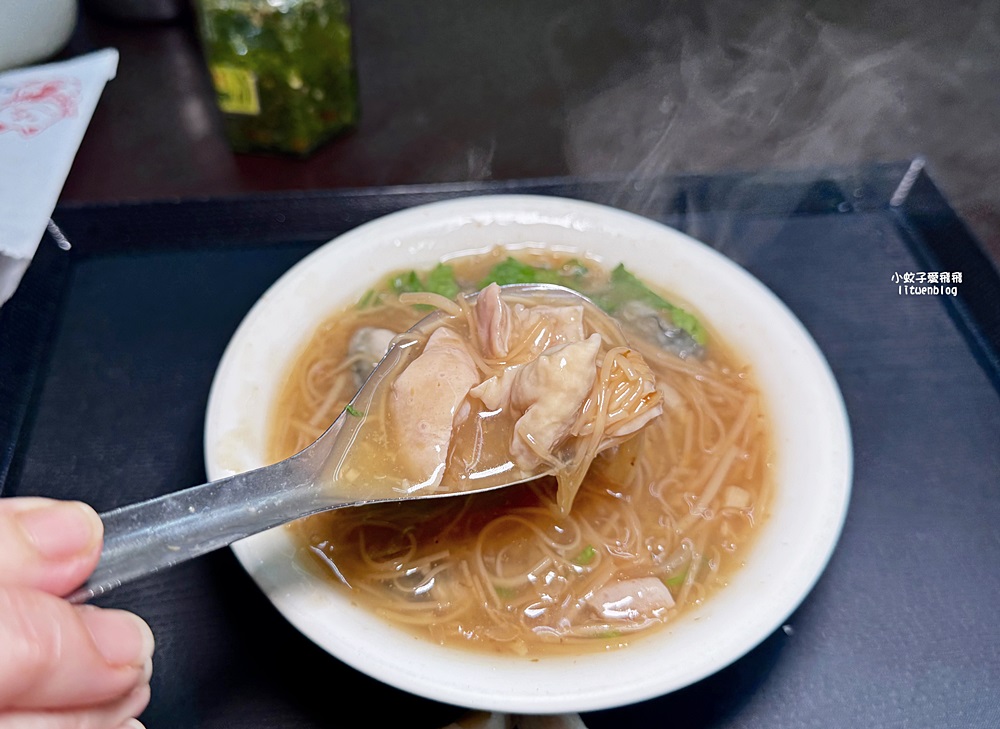 板橋美食「油庫口蚵仔麵線」麵線配香腸陪伴板橋人40年