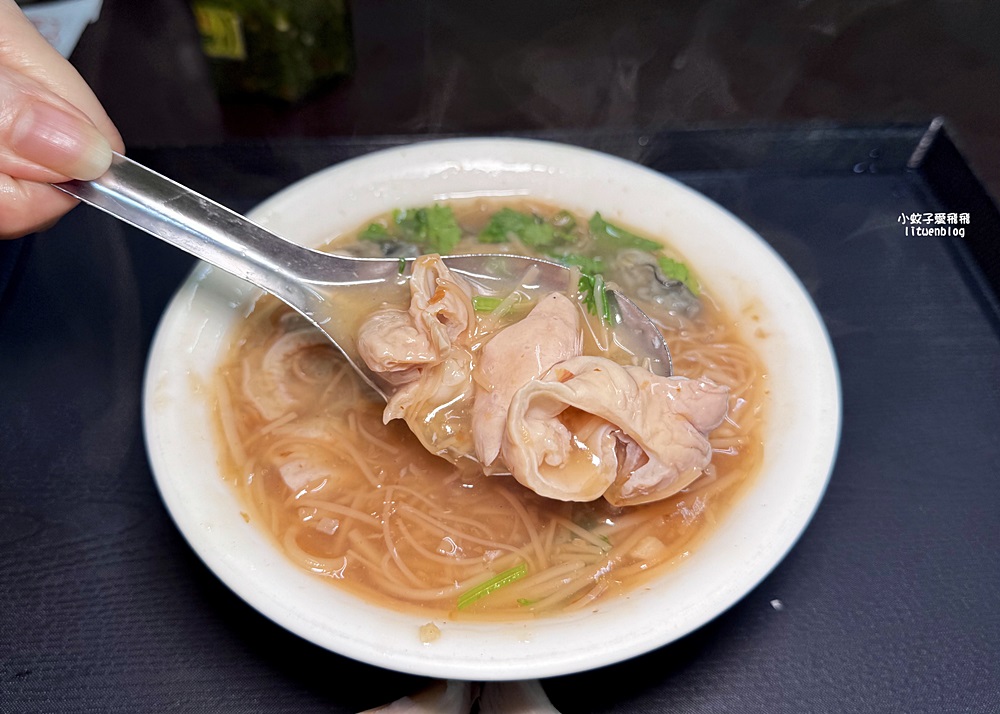 板橋美食「油庫口蚵仔麵線」麵線配香腸陪伴板橋人40年