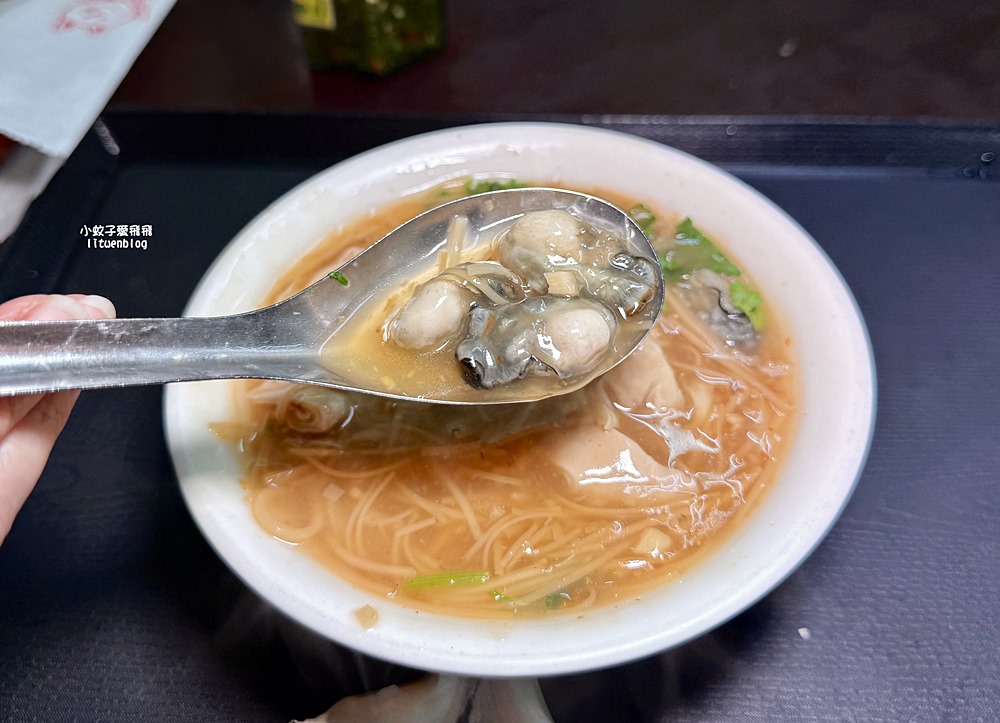 板橋美食「油庫口蚵仔麵線」麵線配香腸陪伴板橋人40年