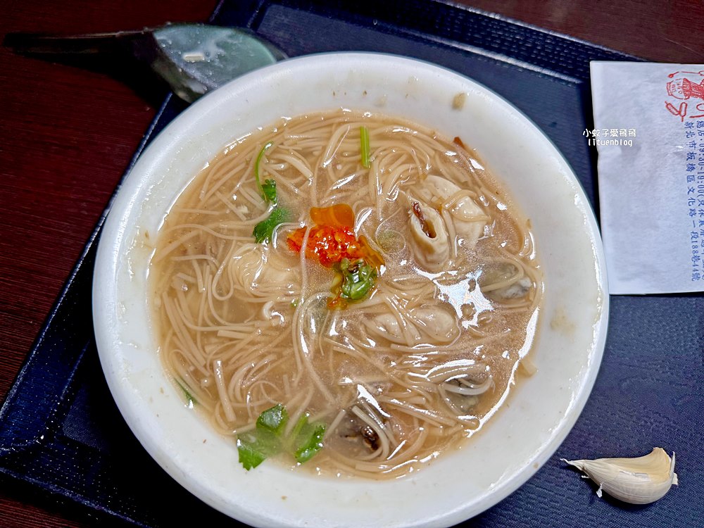 板橋美食「油庫口蚵仔麵線」麵線配香腸陪伴板橋人40年