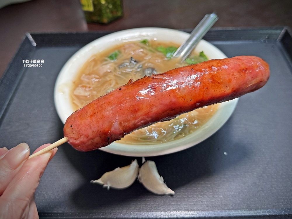 板橋美食「油庫口蚵仔麵線」麵線配香腸陪伴板橋人40年