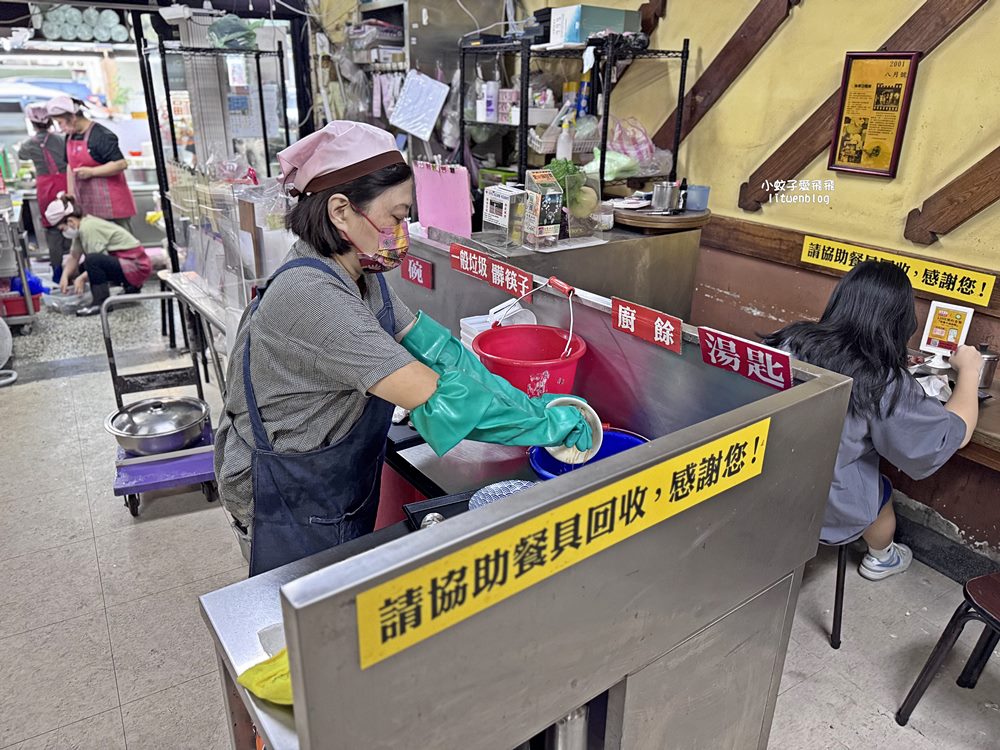 板橋美食「油庫口蚵仔麵線」麵線配香腸陪伴板橋人40年