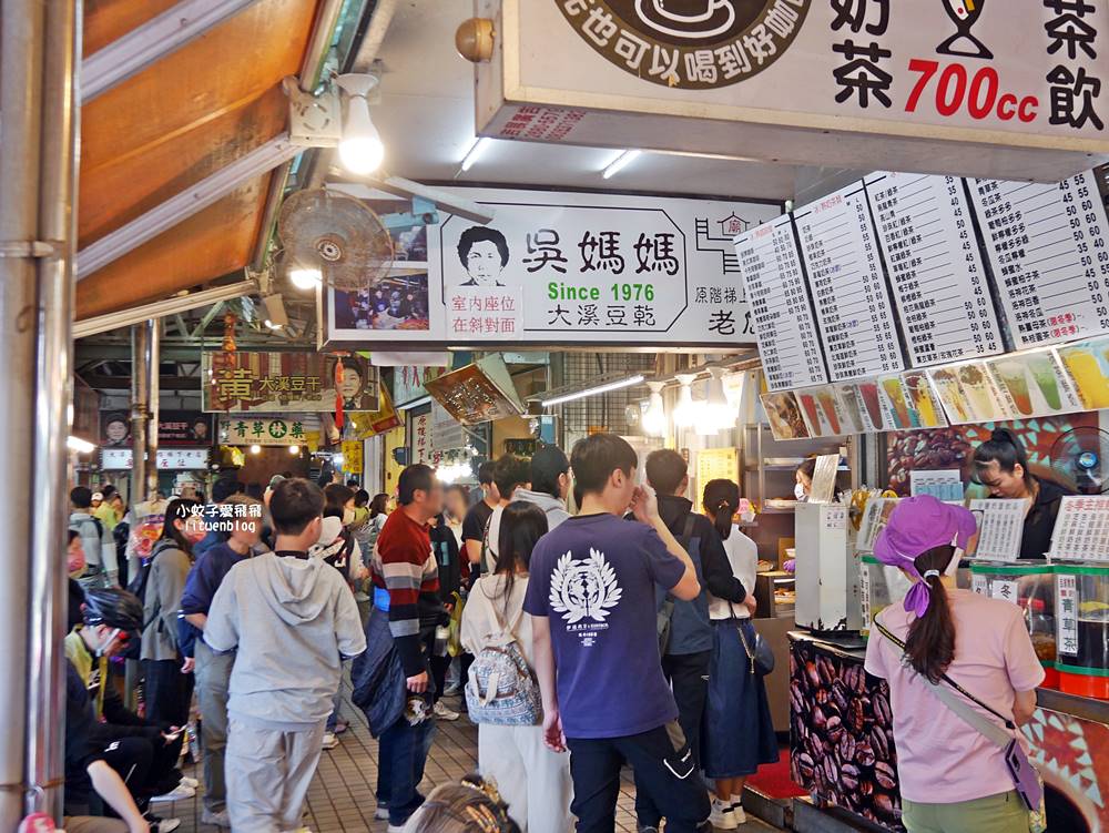 三峽白雞美食「吳媽媽大溪豆干，來來切仔麵」行修宮旁50年老店，在地人也排隊