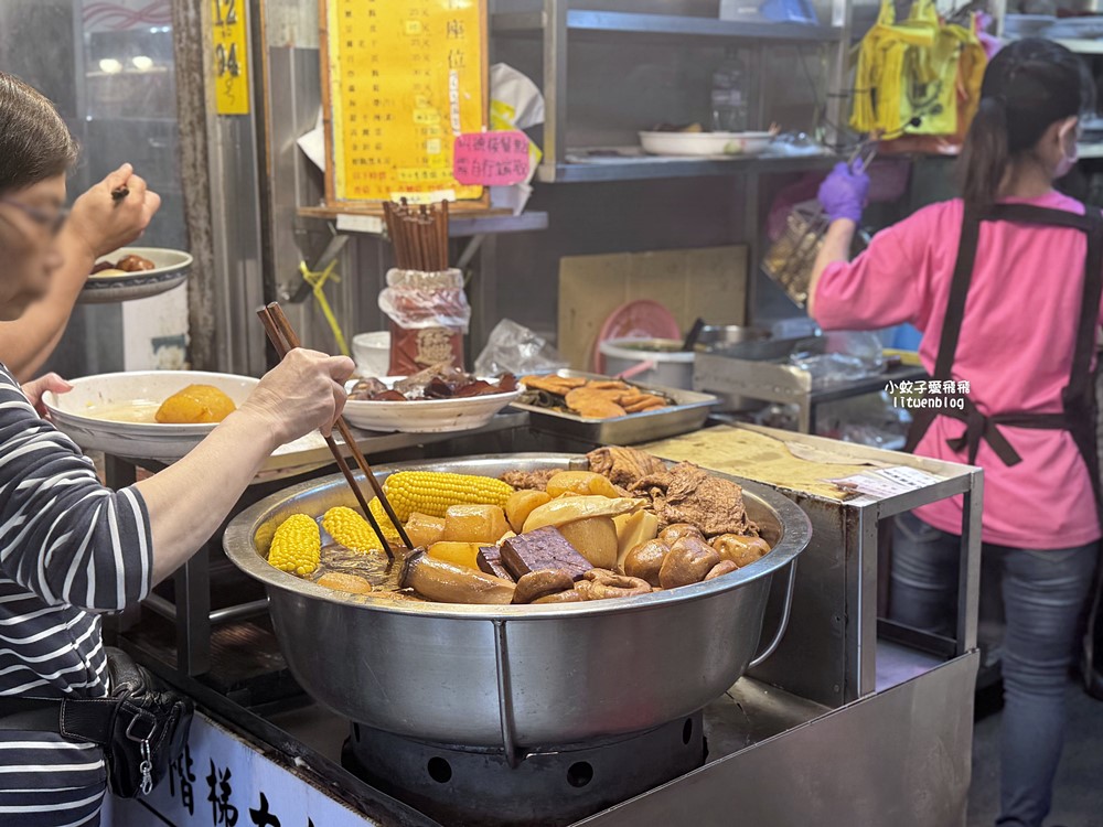 三峽白雞美食「吳媽媽大溪豆干，來來切仔麵」行修宮旁50年老店，在地人也排隊