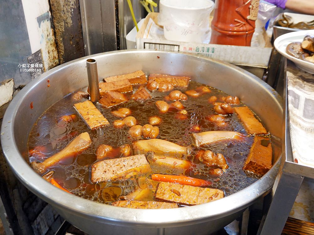 三峽白雞美食「吳媽媽大溪豆干，來來切仔麵」行修宮旁50年老店，在地人也排隊