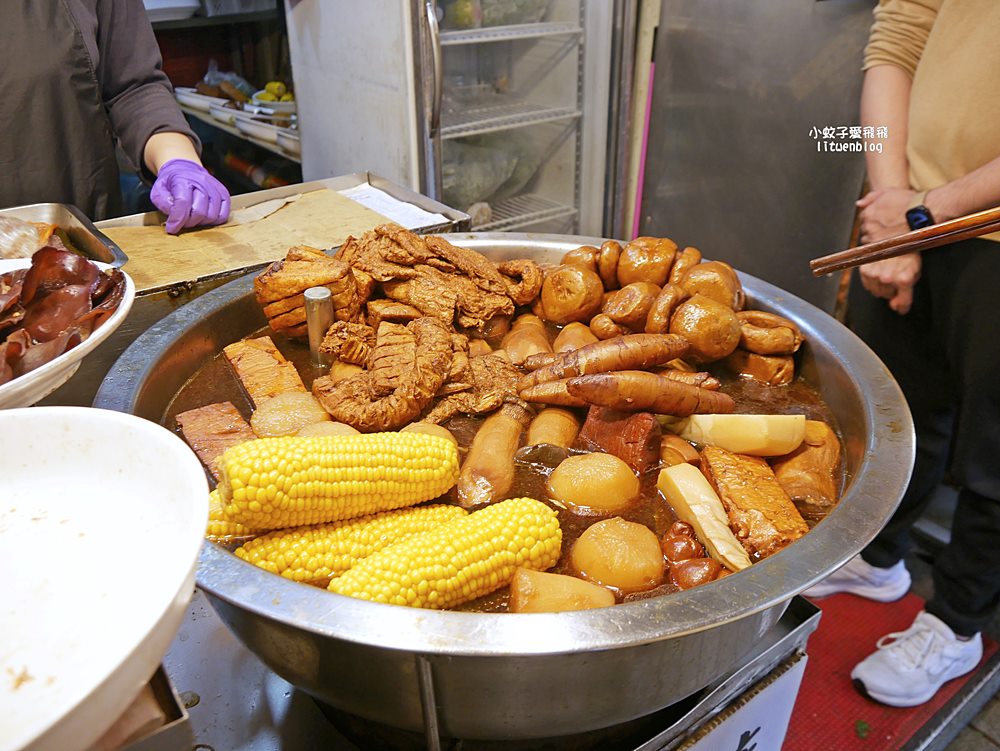 三峽白雞美食「吳媽媽大溪豆干，來來切仔麵」行修宮旁50年老店，在地人也排隊
