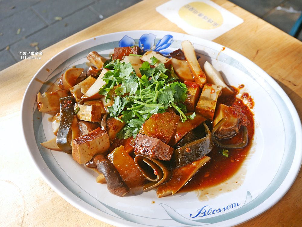三峽白雞美食「吳媽媽大溪豆干，來來切仔麵」行修宮旁50年老店，在地人也排隊