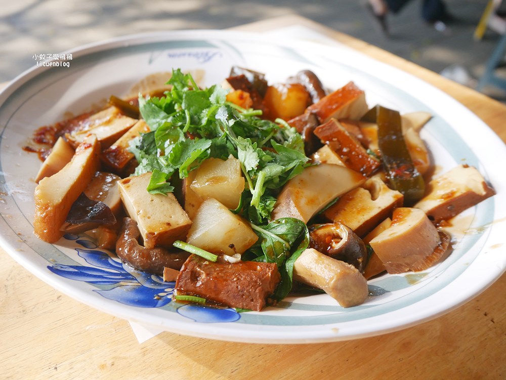 三峽白雞美食「吳媽媽大溪豆干，來來切仔麵」行修宮旁50年老店，在地人也排隊