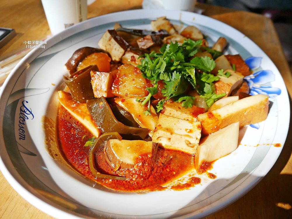 三峽白雞美食「吳媽媽大溪豆干，來來切仔麵」行修宮旁50年老店，在地人也排隊