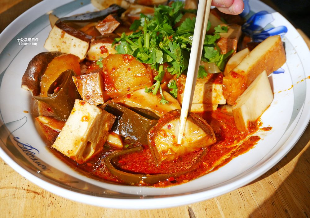 三峽白雞美食「吳媽媽大溪豆干，來來切仔麵」行修宮旁50年老店，在地人也排隊