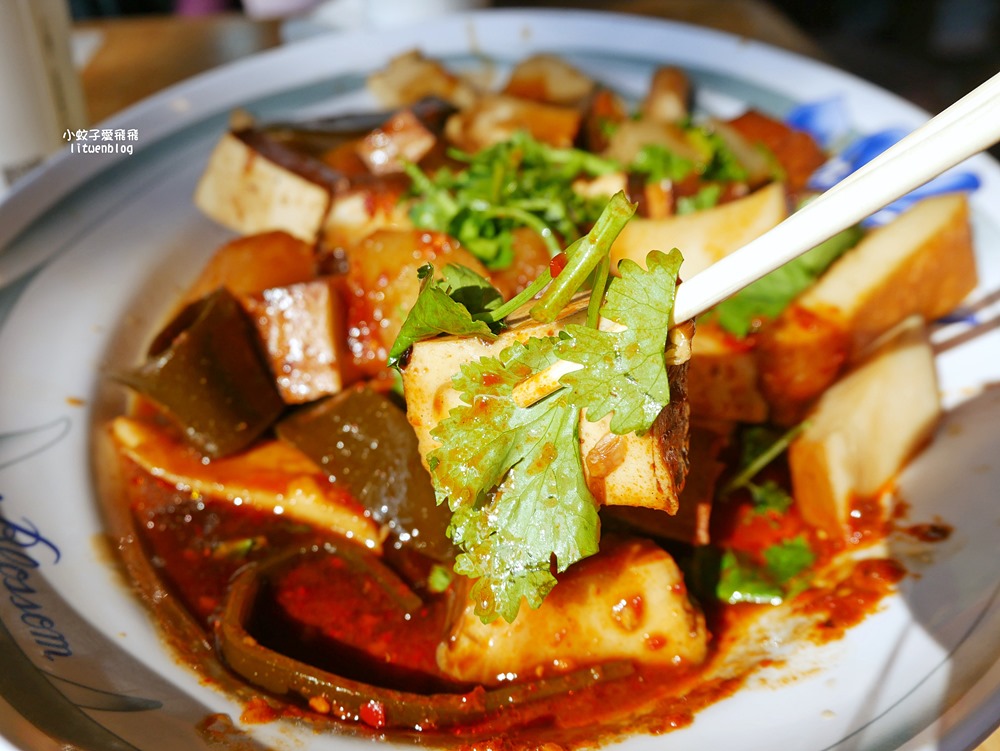 三峽白雞美食「吳媽媽大溪豆干，來來切仔麵」行修宮旁50年老店，在地人也排隊