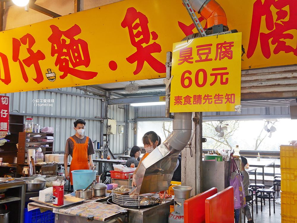三峽白雞美食「吳媽媽大溪豆干，來來切仔麵」行修宮旁50年老店，在地人也排隊