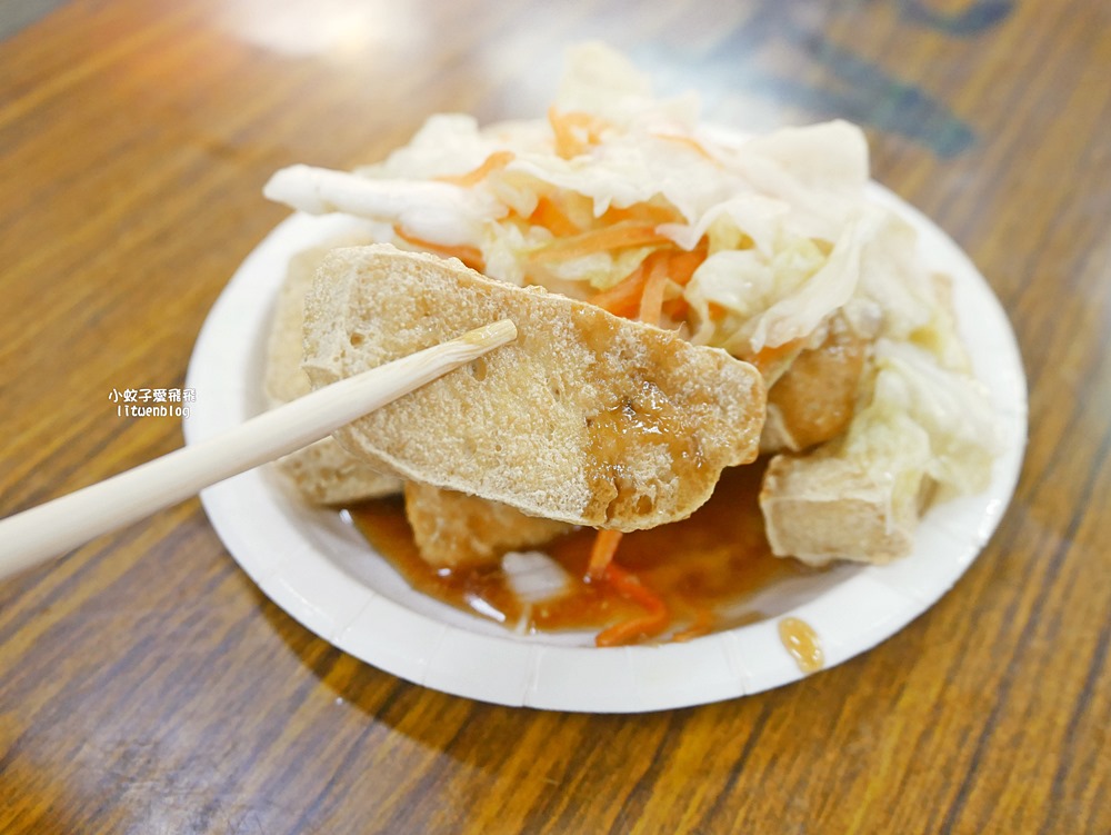 三峽白雞美食「吳媽媽大溪豆干，來來切仔麵」行修宮旁50年老店，在地人也排隊