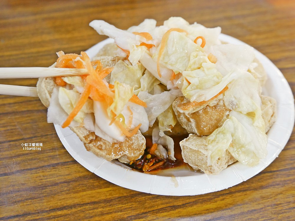 三峽白雞美食「吳媽媽大溪豆干，來來切仔麵」行修宮旁50年老店，在地人也排隊