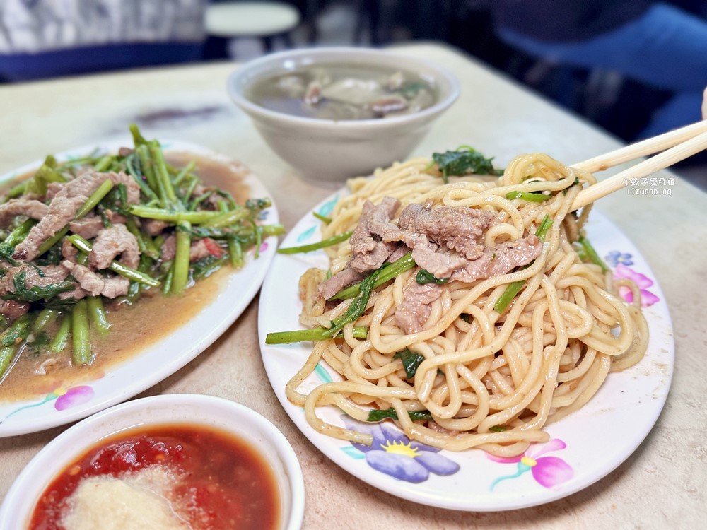 民生社區美食「蕭家牛雜湯」必點牛雜湯+牛肉炒麵清爽夠味