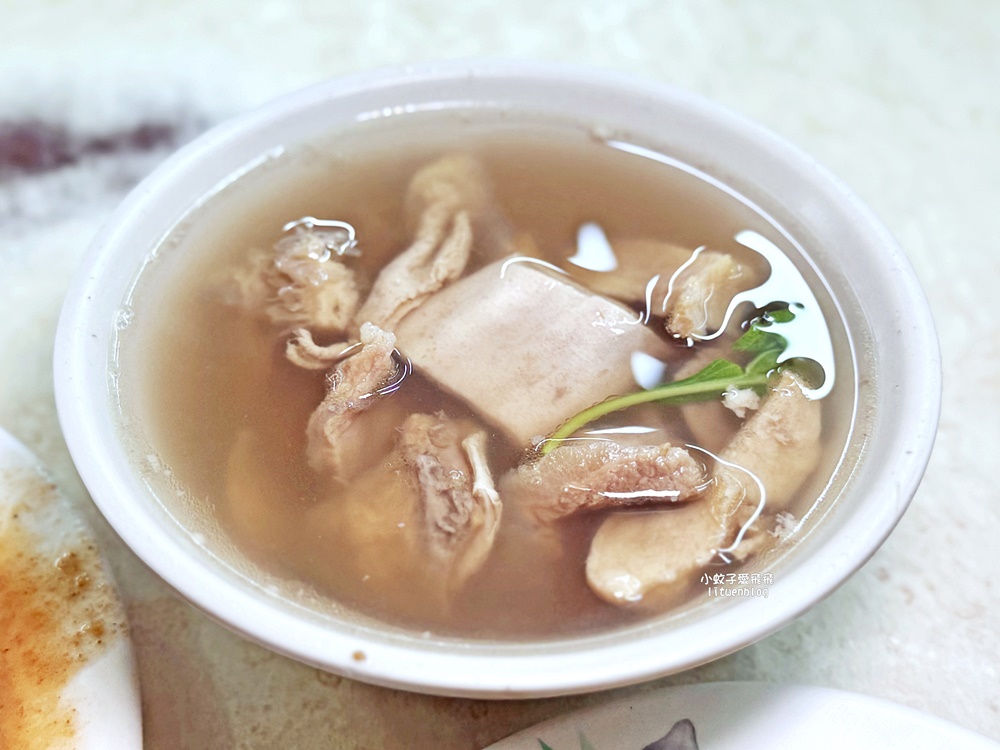 民生社區美食「蕭家牛雜湯」必點牛雜湯+牛肉炒麵清爽夠味