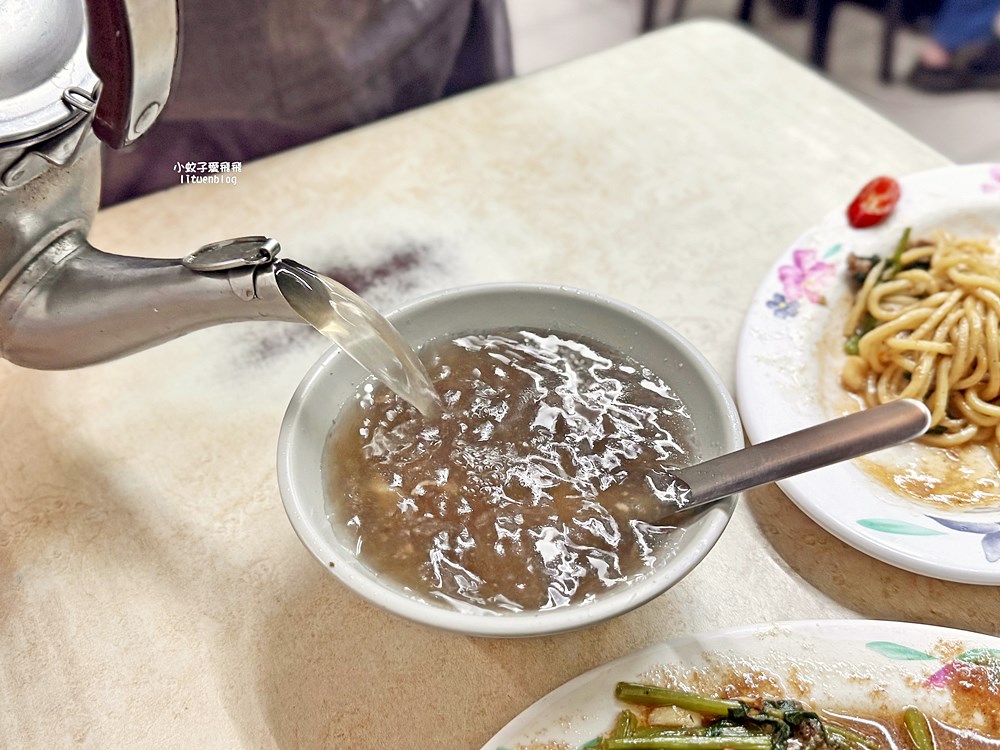 民生社區美食「蕭家牛雜湯」必點牛雜湯+牛肉炒麵清爽夠味
