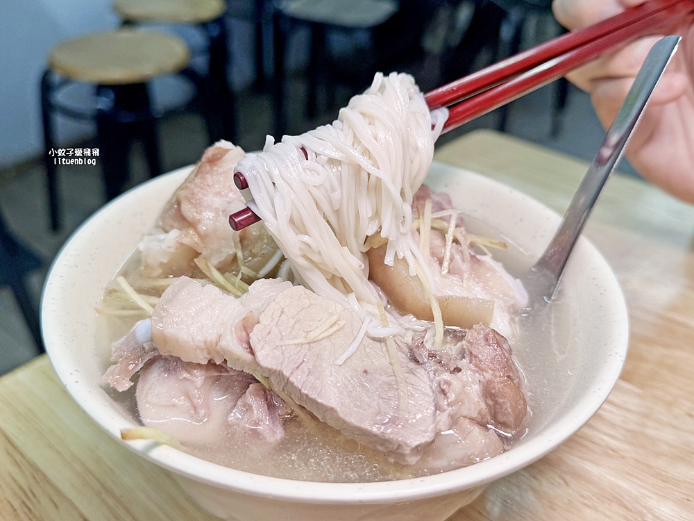 大稻埕慈聖宮美食街「許仔豬腳麵線」50年清燉豬腳吃不膩，得到500碗的最高榮譽
