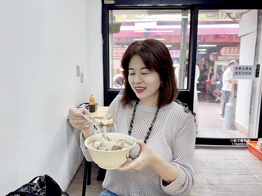 大稻埕慈聖宮美食街「許仔豬腳麵線」50年清燉豬腳吃不膩,得到500碗的最高榮譽 大稻埕慈聖宮美食街「許仔豬腳麵線」50年清燉豬腳吃不膩,得到500碗的最高榮譽